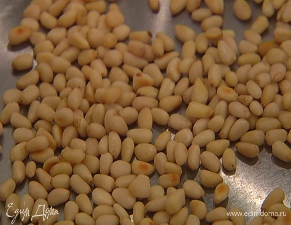 Кедровые орехи подсушить на разогретой сковороде.