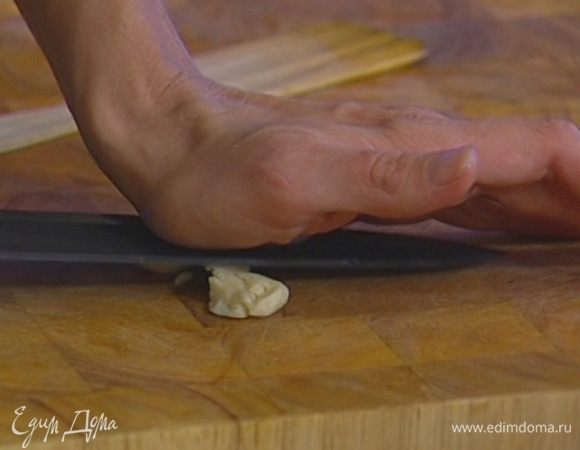 Зубчик чеснока для песто почистить, раздавить плоской стороной ножа и порезать.