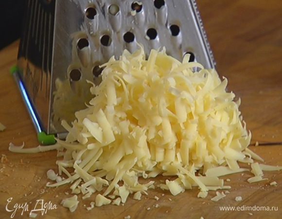 Твердый сыр натереть на крупной терке.