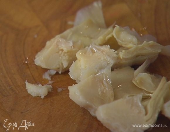 Артишоки разрезать на 4 части.