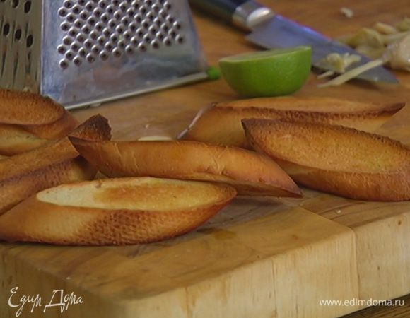 Оставшийся зубчик чеснока почистить, разрезать пополам и натереть им горячий хлеб.