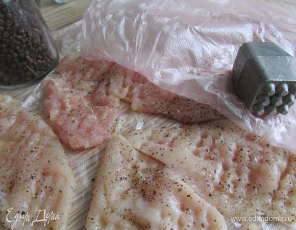 Филе слегка присолить, поперчить, отбить.