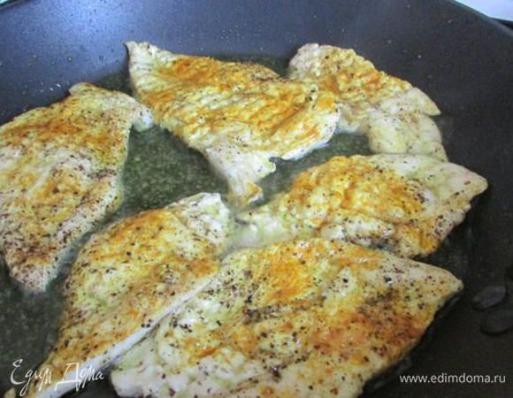 Курочку обжарить на растительном масле, с обеих сторон до готовности, предварительно посыпав карри (не пересушить).