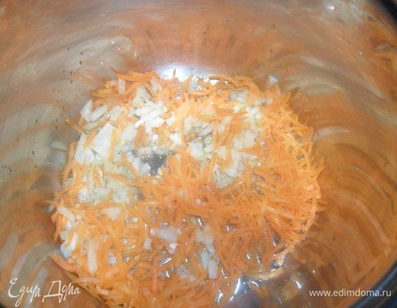 В кастрюлю влить пару ложек оливкового или подсолнечного масла, кинуть мелко нарезанный лук и натертую морковь. Обжарить до золотистого цвета.