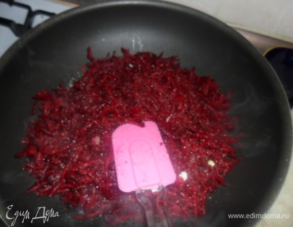 Этим временем на сковороду тоже влить чуть масла и кинуть натертый или нарезанный буряк. Сразу же чуть-чуть посыпать сахаром буряк, и сбрызгнуть чуть лимонным соком, чтобы он карамелизировался и не потерял цвет. Тушить на медленном огне. Периодически помешивая.