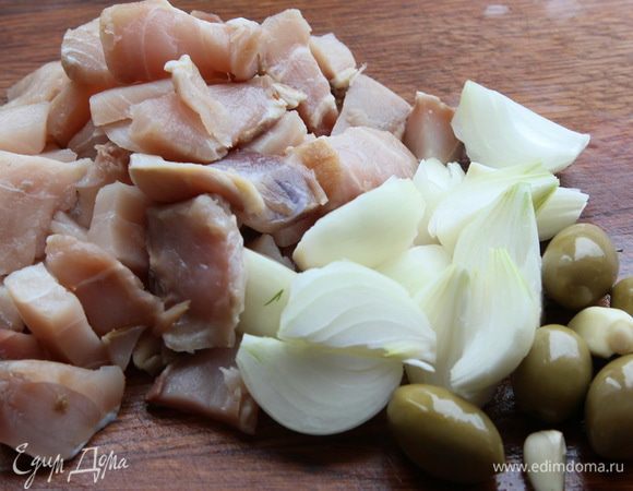 Из филе рыбы, лука, чеснока и оливок делаем фарш.
