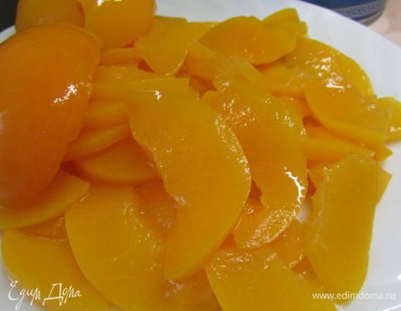 Персики порезать дольками.