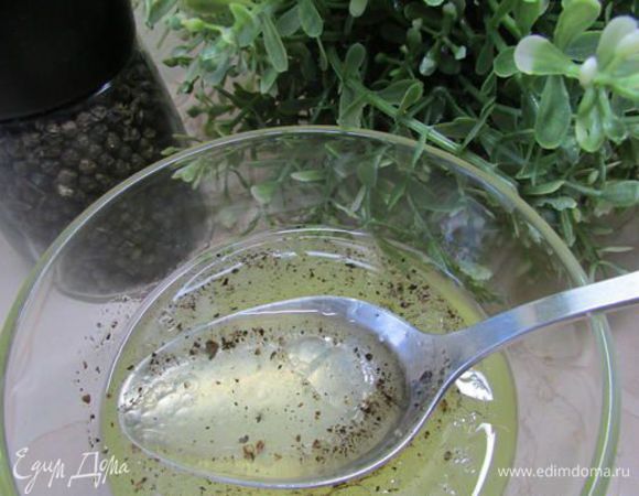 Смешать лимонный сок, персиковый сироп, растительное масло, перец.