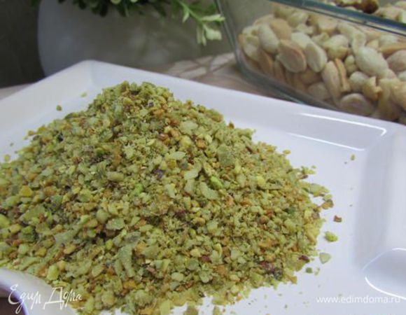 Фисташки крупно порубить (у меня мелко, давняя заготовка осталась).