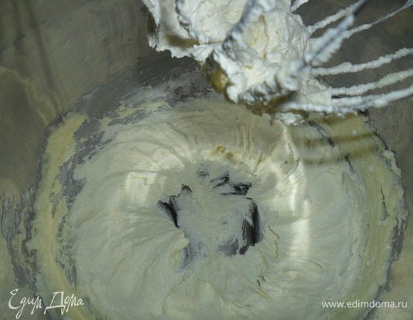 Взбить размягченное сливочное масло с сахарной пудрой добела. Добавить по одному яйца.