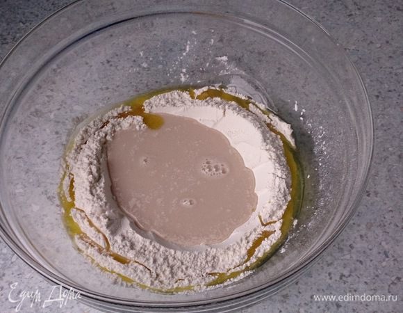 Дрожжи мелко раскрошить и вместе с 1ч.л. муки растворить в 150мл теплой 
воды. Дать настояться 15 минут.