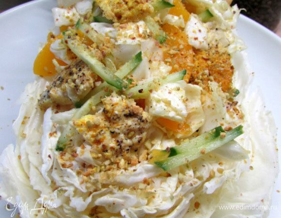 Выложить салат на блюдо. Посыпать фисташками. Можно подавать!
Приятного аппетита!