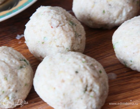 Затем запечатываем анчоус и катаем рыбный шарик.