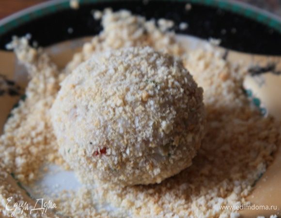 Каждый шарик обваливаем в панировочных сухарях, лишние стряхиваем.