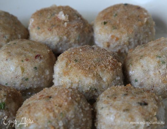 Обжариваем до легкого зарумянивания в разогретом масле.