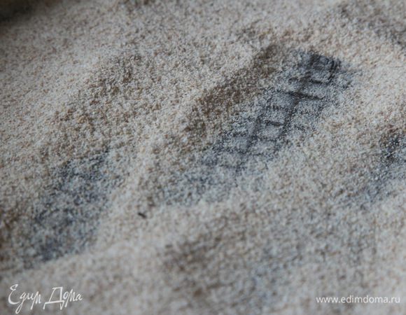 Готовим соус: цельнозерновую муку обжариваем на сухой сковороде.