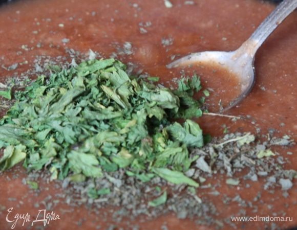 Затем добавляем воду и быстро вымешиваем соус венчиком, чтобы не образовывались комочки. Затем добавляем соевый соус и соус "Краснодарский", перемешиваем, доводим до кипения и добавляем сушение травки. У меня петрушка и лимонный базилик. Буквально 2 минуты и наш соус готов.