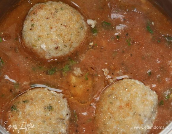Затем выливаем оставшийся соус и сверху распределяем оставшиеся фрикадельки.