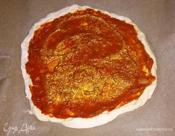 Тесто на посыпанной мукой поверхности раскатываем по желанию на 2 части (у меня), или на 4, или на целый противень. Выкладываем на бумагу для запекания. Смазываем томатным соусом.