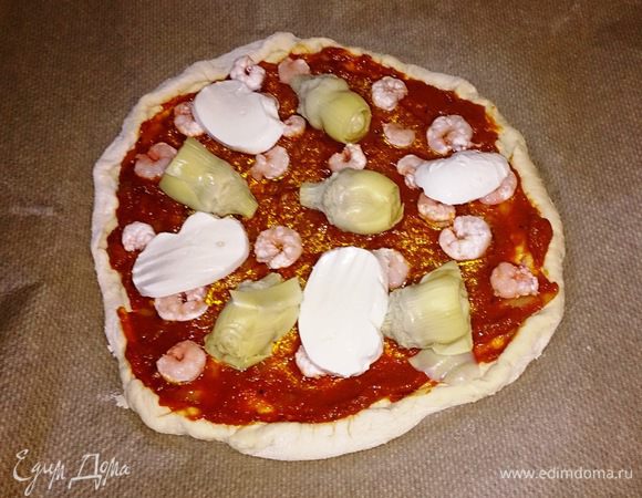 Выкладываем сверху креветки, артишоки и кусочки сыра моцарелла.