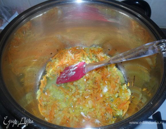 Как лук и морковь подрумянятся добавляем муку и тоже чуть обжариваем.