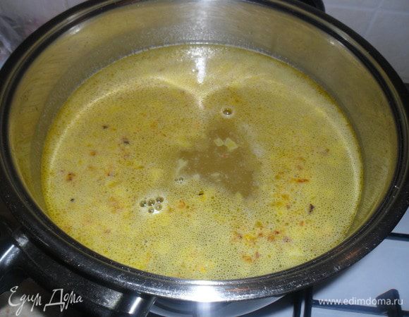 Заливаем водой, можно кипящей, что сэкономит время.  И ждем, чтоб закипела.