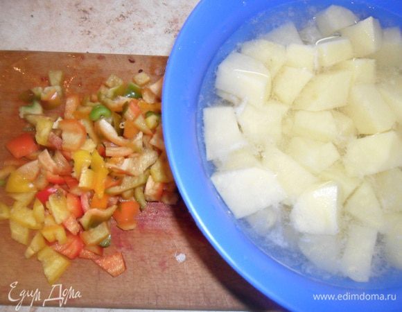 Как закипит кидаем нарезанный болгарский перец и картофель.
