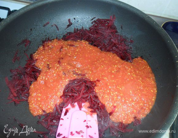 А в свеклу добавляем томат, я добавляю  густой  домашний сок. (томаты с семечкой и кожурой на мясорубке) 1 стакан. Перемешать.