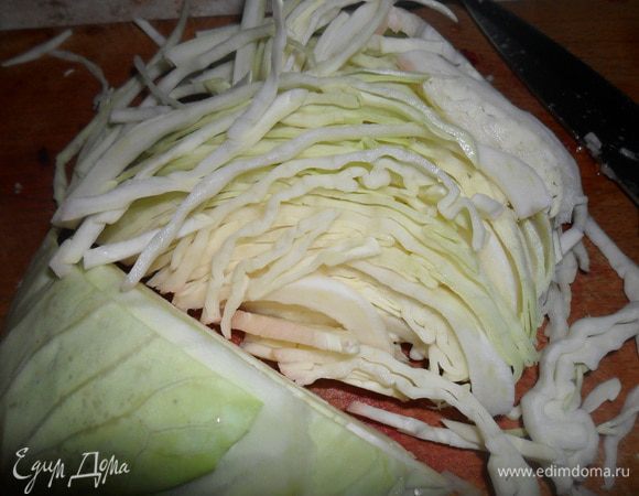 Как картофель будет почти готов, добавить нарезанную капусту.