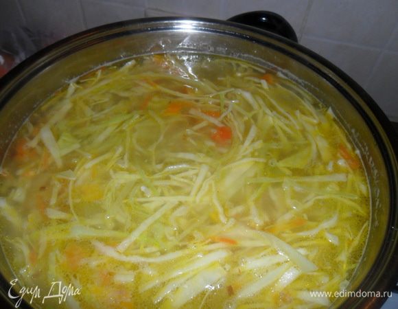 Посолить, поперчить, добавить приправы (базилик, орегано и т. д.) и лавровый лист.