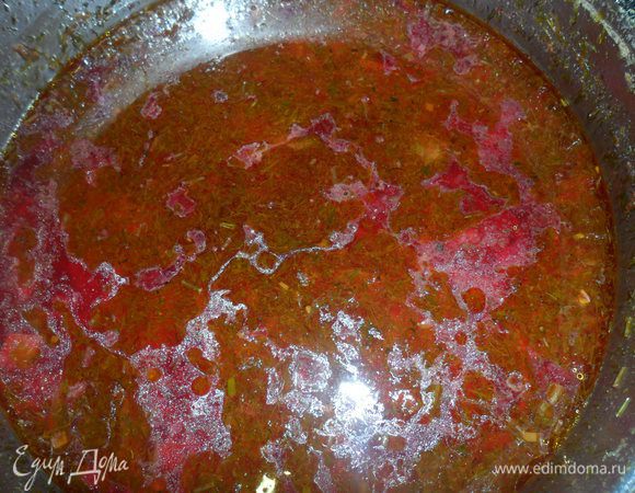 Нарезать мелко чеснок и как закипит борщ кинуть чеснок и буряковую заправку. Даем закипеть и выключаем. Накрываем крышкой и оставляем на 5 минут настояться.  Обед готов!!!