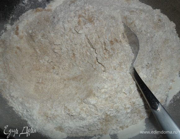 Смешать отдельно все сухие ингредиенты.