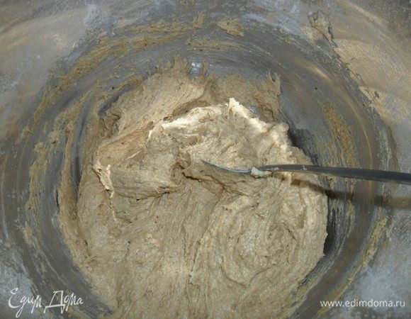 Всыпать сухие ингредиенты и перемешать.