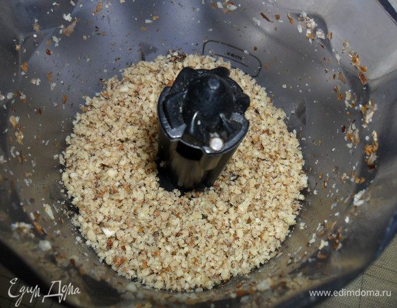 Грецкий орех измельчить.