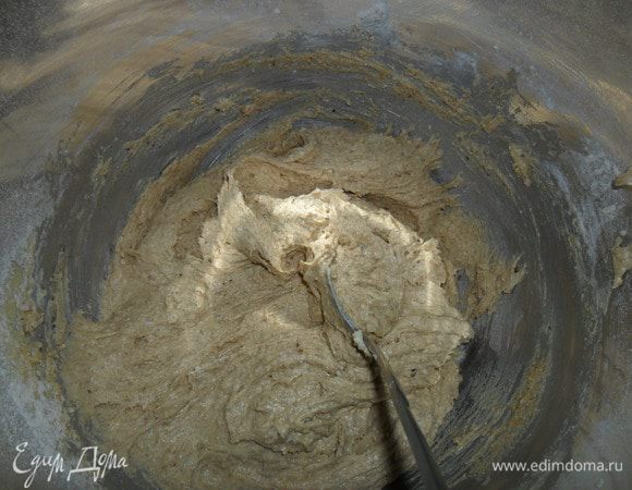 Вмешать орех в тесто.