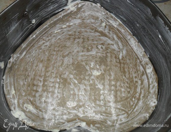  Дно формы диаметром 18 см.  выложить пергаментом и смазать сливочным маслом, можно и не смазывать, но я  смазала на всякий случай)) 