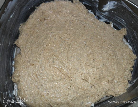 Выложить тесто и разровнять. Выпекать в разогретой до 170 С духовке 30 минут. Вынуть и дать остыть. Разрезать вдоль на две половинки.