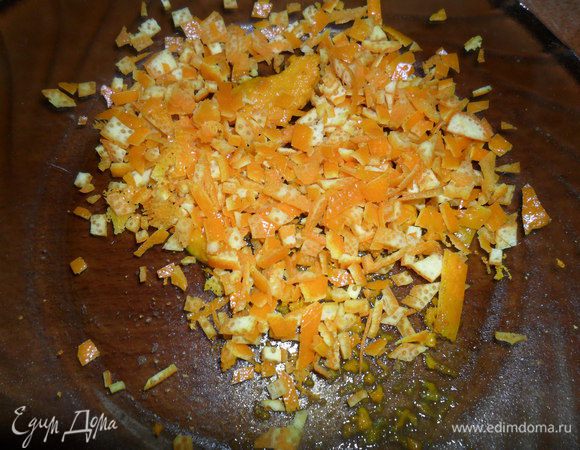 Снять цедру с одного апельсина и измельчить, со второго можно снять цедру для украшения.