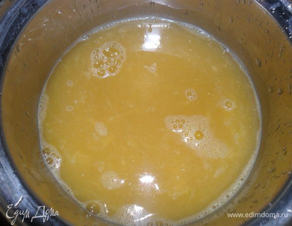  Готовим пропитку, выдавить сок из двух апельсинов, добавить воду и сахар, дать закипеть. 