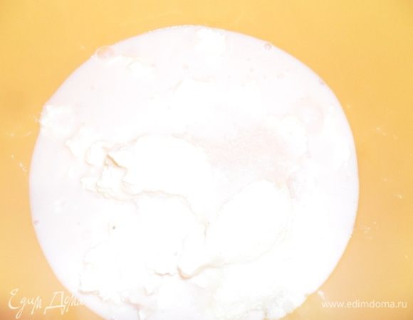 Готовим крем. Развести желатин в воде и оставить его набухать. Тщательно взбить творог с йогуртом, сахаром и цедрой, до однородной консистенции. Я взбивала погружным блендером. Ввести прогретый желатин. Творог и йогурт можно брать любой жирности, или даже совсем обезжиренный.