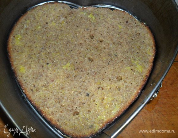 Собираем торт. В форму где выпекался торт кладем корж и хорошо его пропитываем сиропом. Сироп должен быть хорошо теплым. 