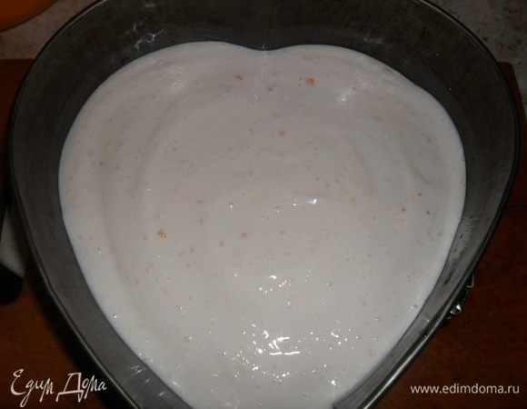 Затем выкладываем половину крема.