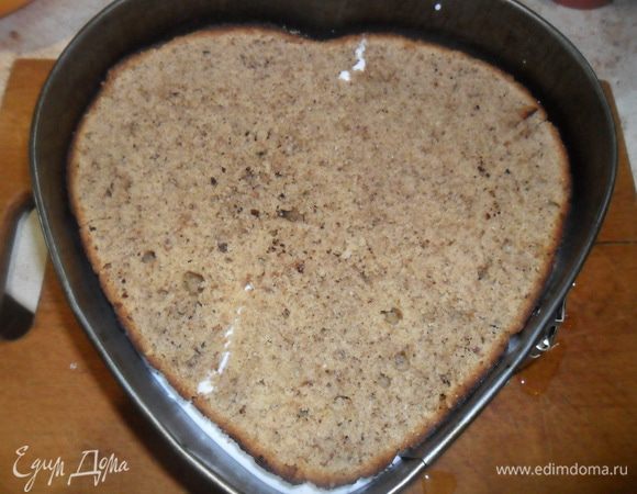 Сверху второй корж и опять пропитываем сиропом, я прямо поливала ложкой.