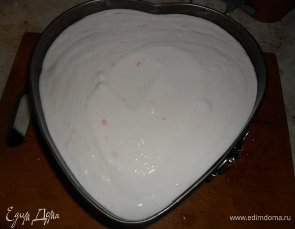 Выливаем оставшийся крем. Ставим в холодильник на 15-20 минут. 