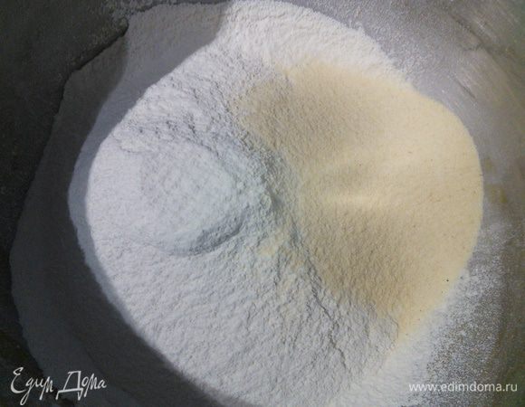 В день хлебопечения смешать просеянную муку с манкой,