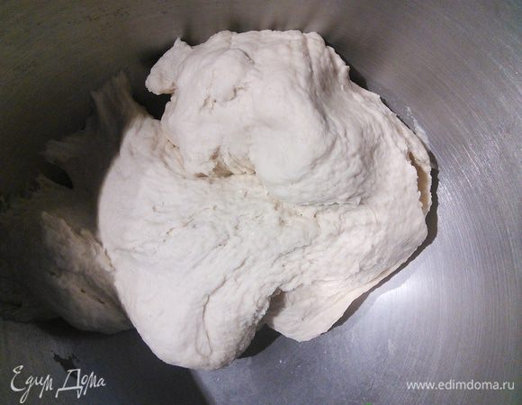 Дрожжи развести в 320 мл. тёплой воды, влить к муке, добавить всю опару и в течении 5 мин вымешивать ( лучше в кухонном комбайне) на средне-малой скорости. Не меняя скорости вмешать сначала масло ( 3 мин), затем соль ( 2 мин). Тесто в миске, укрытой смоченным горячей водой полотенцем, поставить на 90 мин. в подогретую до 30°духовку на расстойку. Температуру в духовке желательно постоянно поддерживать на этом уровне. 