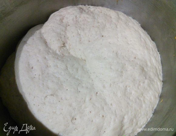 Теперь вам решать разделить тесто на 2 части и испечь 2 буханочки хлеба, или одну, но крупную. Мой совет: если печь одну, но крупную сыра будет маловато. Так что пеките две, можно обе с сыром, а может только одну с сыром, а другую без. Решение за вами. 