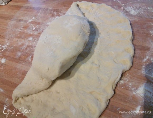 Захлестните тесто с левой стороны поверх сыра. 