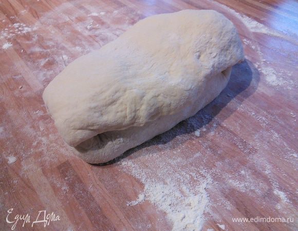 Снизу вверх, затем правой  стороной, аккуратно её  вытягивая,  накройте будущую буханочку сверху. Переложите на противень, покрытый пекарской бумагой, присыпьте мукой, накройте плёнкой, сверху сухим полотенцем и оставьте при комнатной температуре без сквозняков на 40 - 60 мин. для  отдыха. 