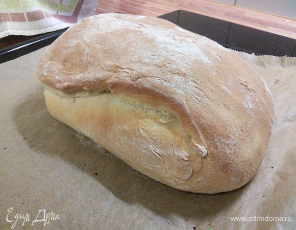 Разогрейте духовку до 230°, поставьте в нижний отдел духовки мисочку с горячей водой, убавьте температуру до 210°, выпекайте хлеб около 30 до 40 мин. Проверяйте на сухую зубочистку. 